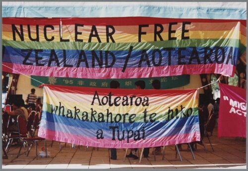 Bij de ingang van de vredestent tijdens de wereldvrouwenconferentie in Beijing spanden vrouwen uit Nieuwzeeland spandoeken met anti nuclaire leuzen: 'nuclear free Zealand', de tekst was ook in de taal van de Maori. 1995