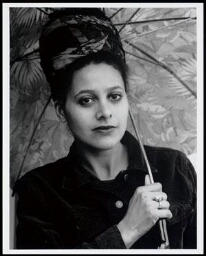 Portret van Lisa Hartog (1966), maatschappelijk werker en werkzaam bij de SAD-Schorerstichting, met haarband en paraplu 1998