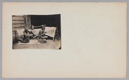 Groep vrouwen aan het batikken in Nederlands-Indië 1898