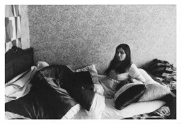 Zieke Turkse vrouw in bed. 1978
