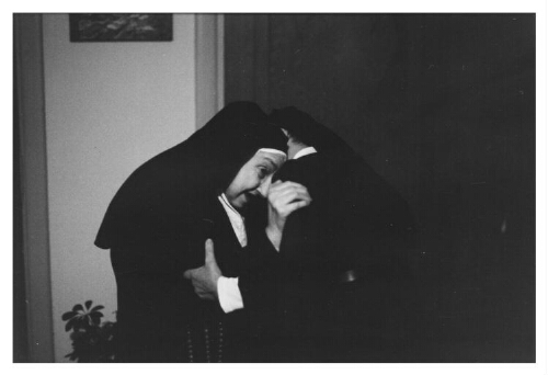 Twee Carmelitessen omhelzen elkaar. 1982