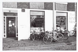 Vrouwenboekhandel, vrouwenkafee en vrouwendocumentatiecentrum De Feeks hebben een leegstaand gebouw gekraakt. 1983