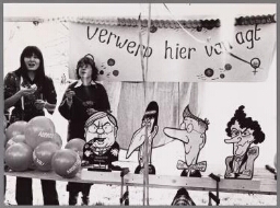 Tijdens het 2e Nationale Vrouwenfestival is er een kraam ingericht, waar een ballengooi-spel gedaan kan worden 1977