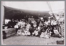 Annie Verschoor (1ste rij, 3de van rechts) op de boot naar Indie¨ 1906
