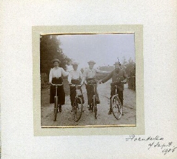 Johanna Westerdijk (3e van links), met haar vriendinnen Catharina (To) Sluiter (1e van links) en Chris Pouw en waarschijnlijk Carel Philip Sluiter, de vader van To, tijdens een fietstochtje 1906