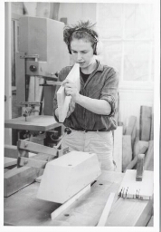 Vrouw bezig met houtbewerking in een vrouwenwerkplaats. 199?