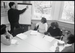 Werkoverleg van diverse disciplines in Vrouwengezondheidscentrum Aletta te Utrecht 1990