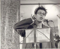 Anne Krul draagt voor in het Open Haven Museum aan de Surinamekade in Amsterdam. 1993
