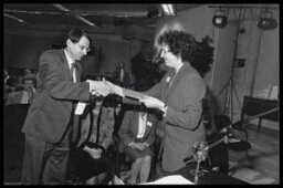 Minister Ritzen van Onderwijs & Wetenschappen en Jona Maitland, wetenschappelijk medewerker bij de Emancipatieraad, tijdens de uitreiking van de Zilveren Pluim. 1993