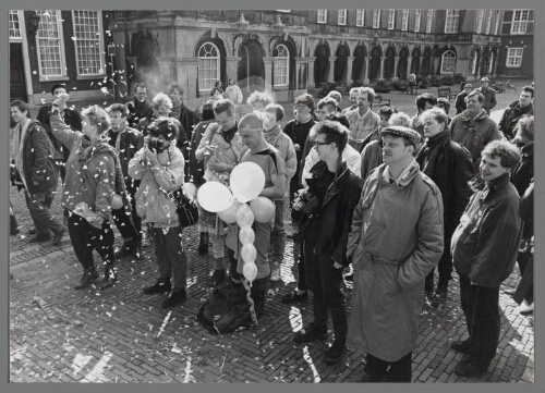 Actie op het Binnenhof tegen de maatregelen op de wet gelijke behandeling in Groot Britannië voor homo's en lesbiennes. 1988