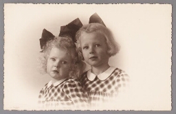 Portretfoto van twee zusjes 195?
