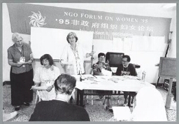 Workshop vrouwen en politieke besluitvorming tijdens de schaduw conferentie van NGO's in China, georganiseerd door de Vrouwenpartij en Vrouwenbelangen 1995