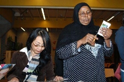 Knutselen tijdens poëzieworkshop voor onder andere vluchtelingenvrouwen 2007
