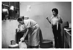 Een vrouw met haar Nicaraguaans dienstmeisje. 1984