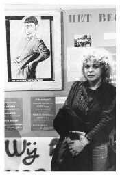 Vrouw bij wand met posters m.b.t 1978