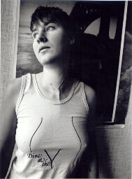 Vrouw in t-shirt met de opdruk: Dine at the Y 1991