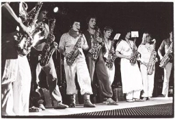 Optreden saxofoon orkest tijdens het vrouwenmuziekfestival. 1980