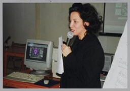 Irene de Cuba geeft een workshop over Internet tijdens een Zamicasa (eet- en activiteitencafé van Zami) 1999