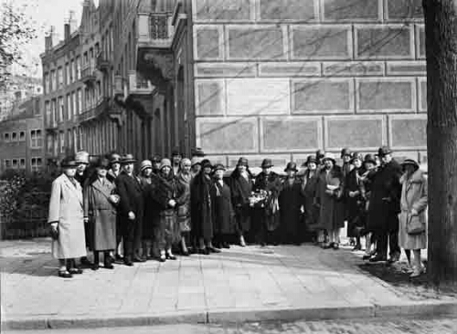 Onthulling gedenksteen Aletta Jacobs op 2 mei 1929 aan de zijgevel van haar vroegere woonhuis Tesselschadestraat 15 1929