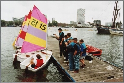 Groep jongens tijdens de regatta aan de Levantkade in Amsterdam 2001