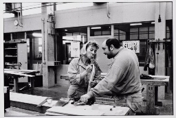 Leerlinge bewerkt hout in het Centrum Vakopleiding voor Technische Beroepen. 1990