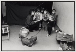 Begeleidster van crèche 'De stampertjes' met kinderen en hond. 1985