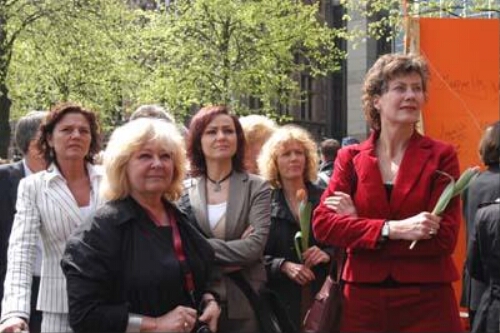 Actie 'Royaal Gebaar', een initiatief om naar aanleiding van Beatrix' 25-jarig regeringsjubileum alle asielzoekers een generaal pardon te geven 2005