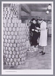 Klant en winkelpersoneel op een levensmiddelenafdeling, waarschijnlijk jaren 30. 193?