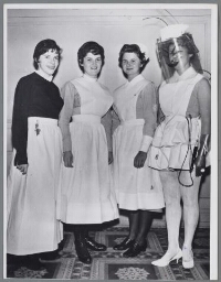 Verpleegkundigen showen verpleegstersuniformen uit het verleden en de toekomst. 1961