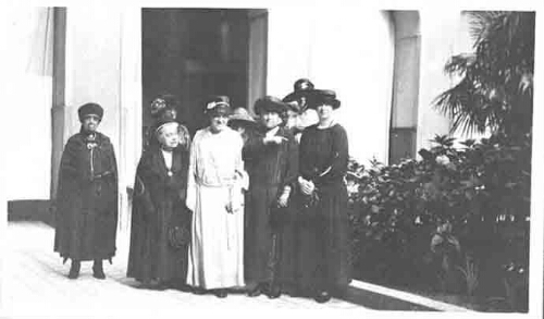 Carrie Chapman Catt (midden voor) bezoekt een (vrouwen)organisatie in Buenos Aires, Argentinië tijdens haar  wereldreis om propaganda te maken voor het vrouwenkiesrecht 1923