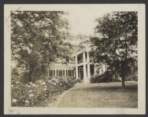 Zicht over de tuin en de villa van Carrie Chapman Catt in New Rochelle 1920-1930