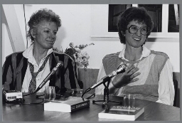 Presentatie van boek over lesbische nonnen in vrouwenboekwinkel Trix. 1986