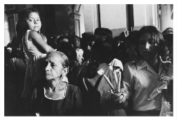 Nicaraguaanse gezinnen bezoeken de kerk en steken kaarsen aan. 1984