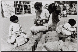 Multikultureel kinderdagverblijf 'de Speeltoren' in de Pijp 1986