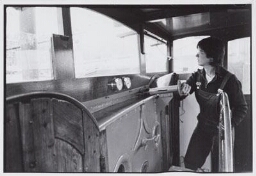 Eigenares en schipper van een binnenvaart schip. 1982