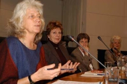 Het Vrouwennetwerk Nederland organiseerde een debat over de positie van vrouwen in hogere functies 2003