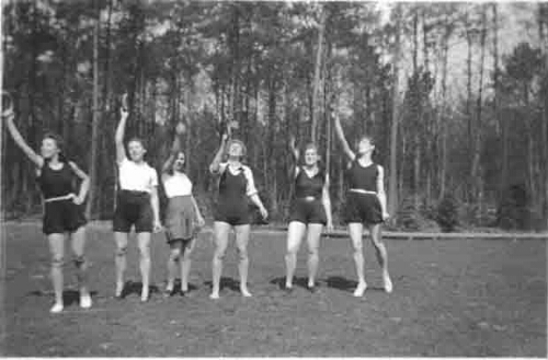 Vrouwen krijgen buiten gymnastiek in de tuin van 'De Born' tijdens de oorlogsjaren 1940-1943 194?
