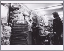 Vrouwen in de rij bij de kassa van de buurt-supermarkt. 198?