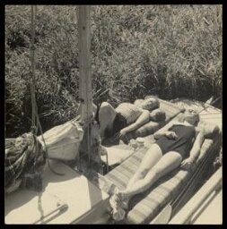 Genieten van de zon: zonnebaden op een boot. 1939