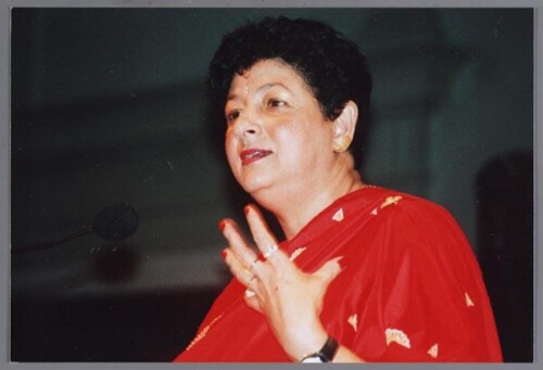 Tara Oedayraj Singh Varma tijdens de uitreiking van de Zami Award 1999 met als thema 'mode en diversiteit'. 1999