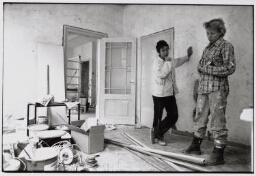 Eigenaresse schildersbedrijf en haar medewerkster aan het werk in een vrouwenknooppunt. 1988