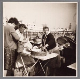 Groep vrouwen op de vismarkt in Oostende. 1965