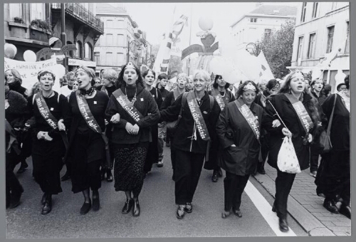 Tijdens de wereldvrouwenmars tegen armoede en geweld dragen vrouwen sjerpen met teksten : miss petite pensio..., miss femme battue, miss discriminée'. 2000