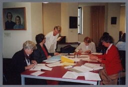 Dames van de Vereniging Tesselschade-Arbeid Adelt op bezoek bij het IIAV. 2002