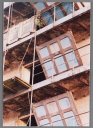 Gevel van pakhuizen aan de Zeeburgerkade vòòr de verbouwing in Amsterdam-Oost 1989