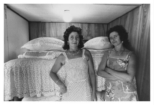Woonwagenvrouwen in hun slaapkamer. 1980