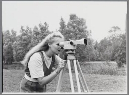 Landmeter aan het werk. 1984