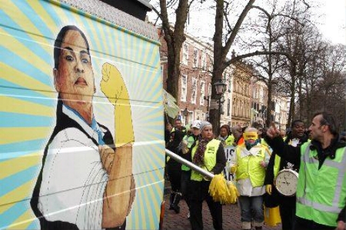 Duizenden schoonmakers lopen Mars van Respect dwars door Den Haag als protest tegen onderwaardering van het werk en de lage lonen