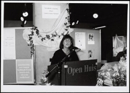 Wethouder Marja Alofs opent de expositie 10 jaar Lesbisch Archief Nijmegen. 1995