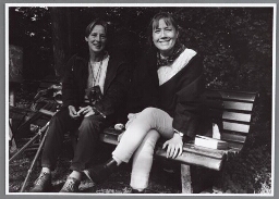 Twee bezoekers van het Amsterdamse Vondelpark, zittend op een bank. 1996